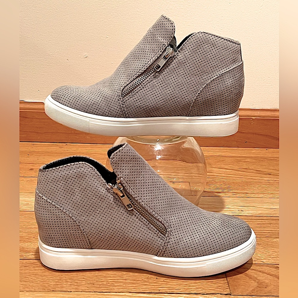 🆕 Woman gray suede wedge sneaker